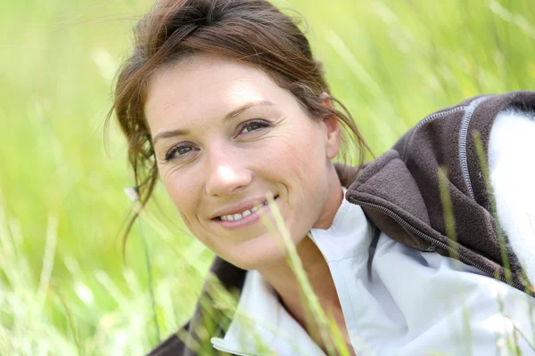 Mujer relajante en campo de campo —  Fotos de Stock