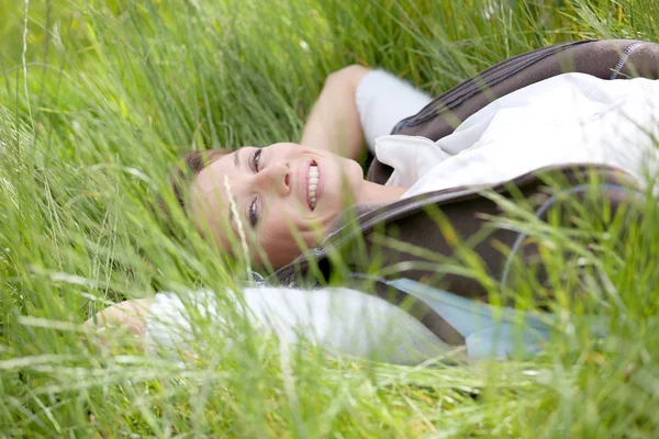 Mujer relajante en campo de campo — Foto de Stock