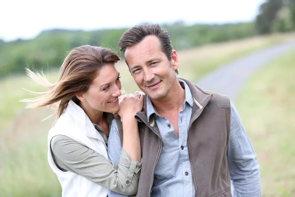 Casal caminhando no campo — Fotografia de Stock