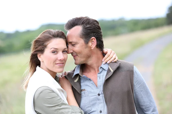 Casal caminhando no campo — Fotografia de Stock