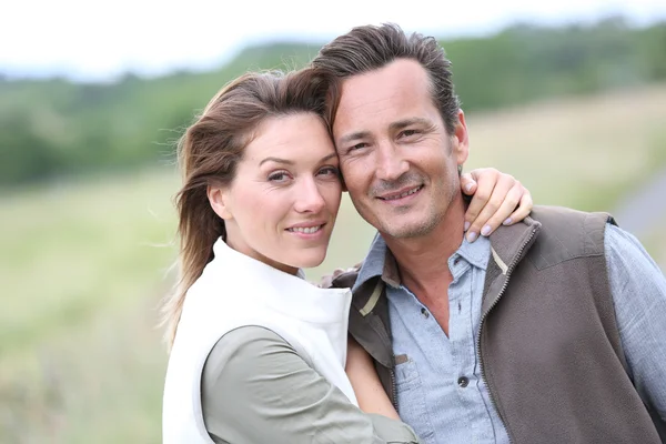 Pareja caminando en el campo —  Fotos de Stock