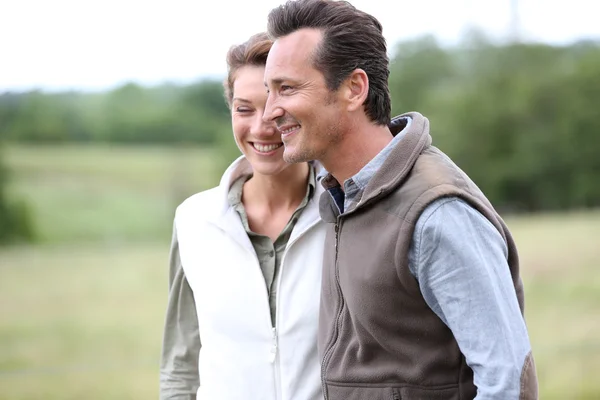 Casal caminhando no campo — Fotografia de Stock