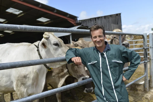 Usmívající se farmář stojící stodola — Stock fotografie