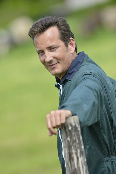 Farmer standing in country field — Stock Photo, Image