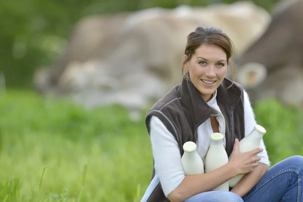 Allevatore donna che tiene bottiglie di latte — Foto Stock