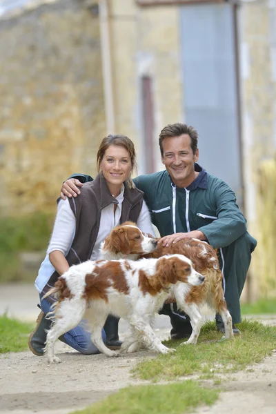 Casal de agricultores com cães — Fotografia de Stock