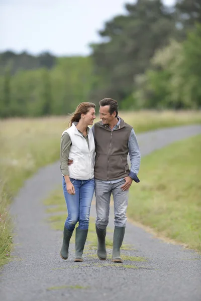 Pareja caminando en el campo — Foto de Stock