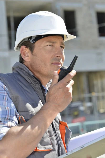 Άνθρωπος στο εργοτάξιο, χρησιμοποιώντας walkie-talkie — Φωτογραφία Αρχείου