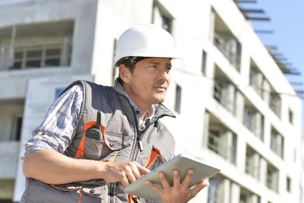 Entrepreneur on building site using tablet — Stock Photo, Image