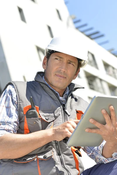Entrepreneur sur le chantier à l'aide d'une tablette — Photo