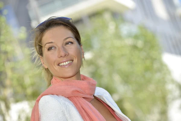 Sorridente donna bionda che cammina fuori — Foto Stock