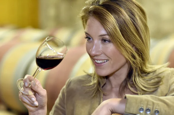 Γυναίκα δοκιμάζοντας κόκκινο κρασί στο κελάρι — Φωτογραφία Αρχείου
