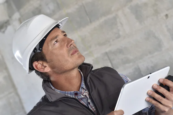 Construction manager using tablet — Stock Photo, Image