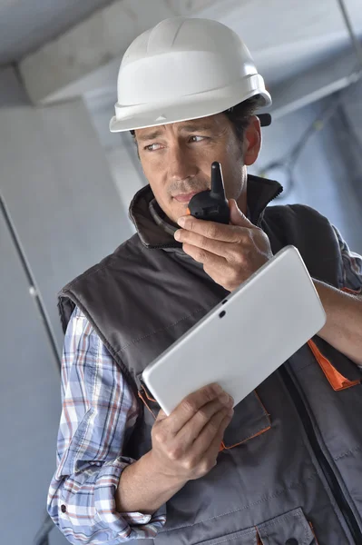 Empreendedor usando walkie talkie — Fotografia de Stock