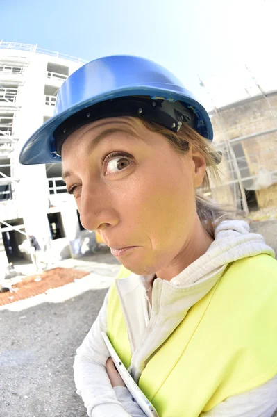 Mulher arquiteta no canteiro de obras — Fotografia de Stock