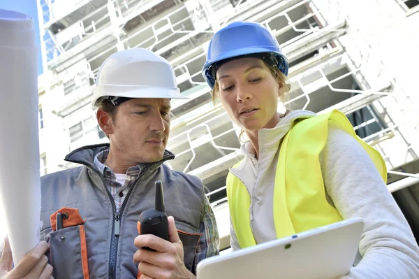 Bautrupp auf Baustelle — Stockfoto