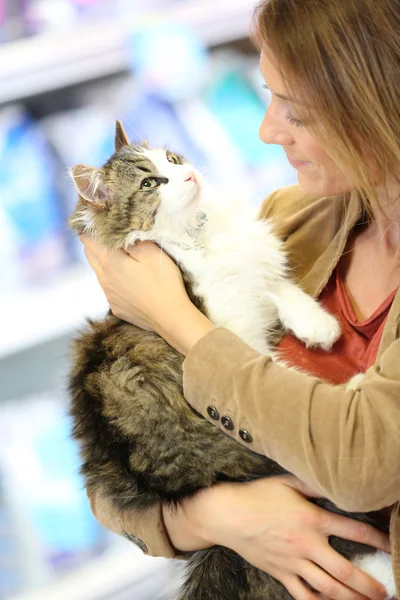 Mujer sonriente sosteniendo gato Imagen De Stock