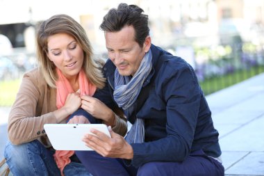 bir kaç turist dijital tablet kullanma