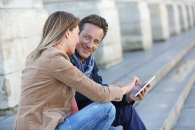 bir kaç turist dijital tablet kullanma