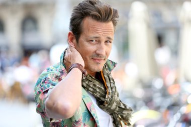 şehirde yakışıklı şık adam