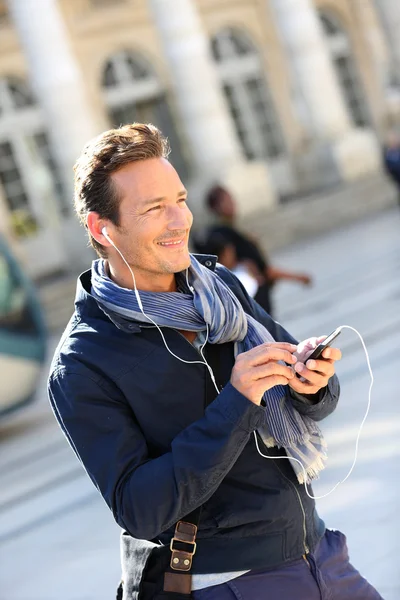 Muž mluví telefonu s handsfree — Stock fotografie