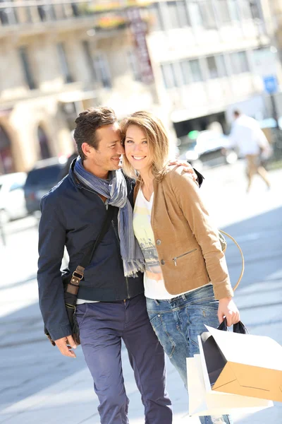 Casal na cidade fazendo compras — Fotografia de Stock