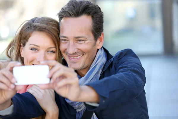 Couple prenant des photos avec smartphone — Photo