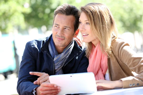 Couple websurfing with tablet in town — Stock Photo, Image