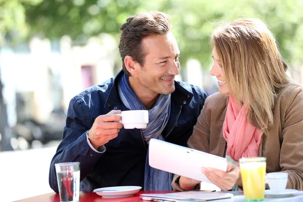 Couple at coffee shop with tablet — Stock Photo, Image