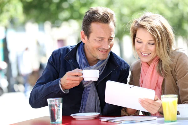 Couple at coffee shop with tablet — Stock Photo, Image
