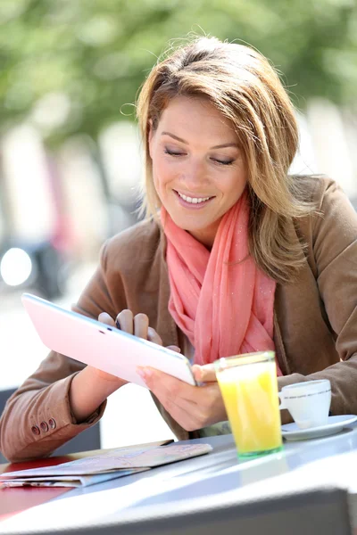 Mujer en la cafetería con tablet — Foto de Stock