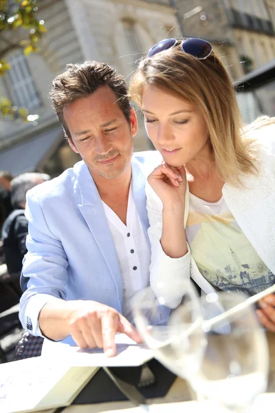 Couple eating lunch at restaurant — Stock Photo, Image