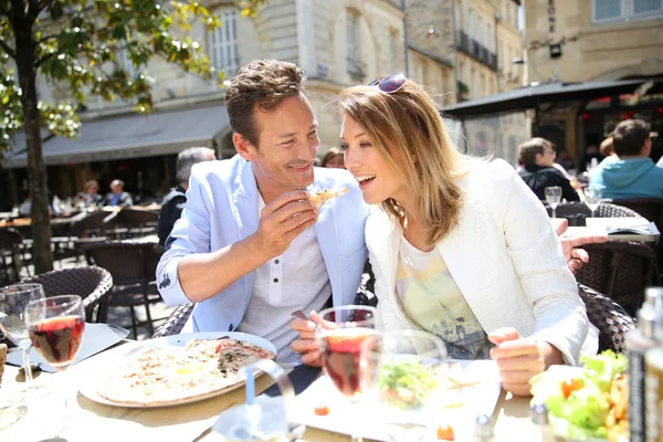 Par äter lunch på restaurang — Stockfoto