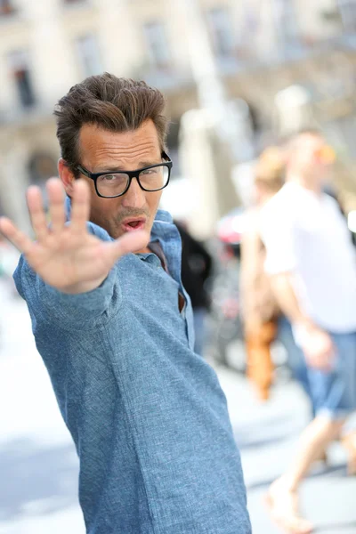 Mann mit Brille zeigt auf Kamera — Stockfoto