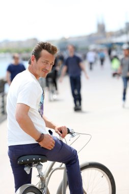 Bisiklete binen adam