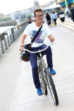 Bisiklete binen adam