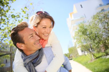 Adam, kadını sırtında taşıyor.