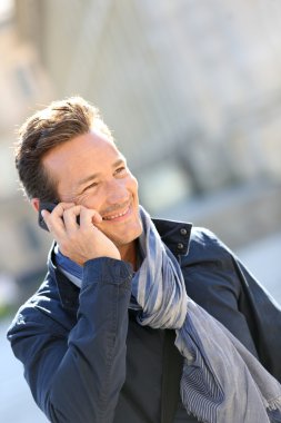 trendy adam akıllı telefon kullanma