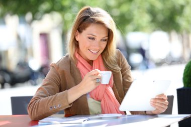 kadın websurfing tablet ile