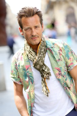 şehirde yakışıklı şık adam