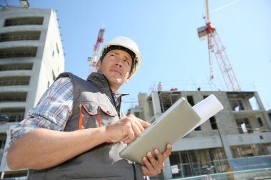 girişimci tablet kullanarak site bina