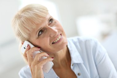 Kadın cep telefonuyla konuşuyor.