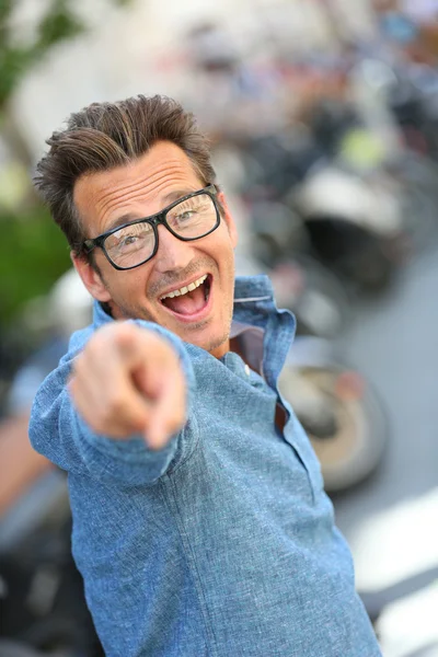Mann mit Brille zeigt auf Kamera — Stockfoto