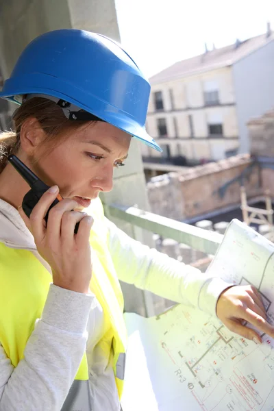 Kobieta inżynier kontroli budowy — Zdjęcie stockowe