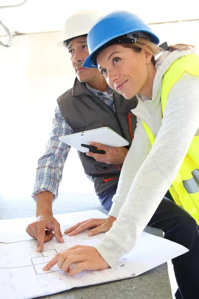 Ingenieure prüfen Pläne — Stockfoto