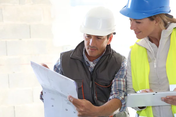 Ingenieros revisando planes — Foto de Stock