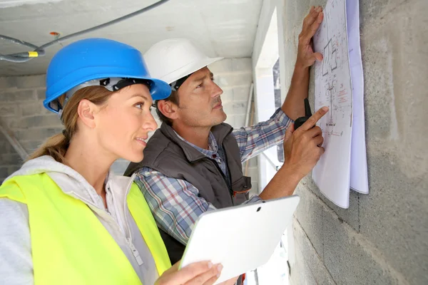 Engineers checking plans — Stock Photo, Image