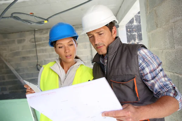 Ingenieure prüfen Pläne — Stockfoto