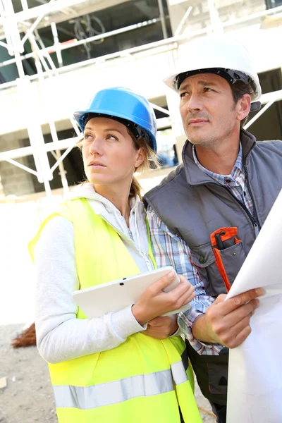 Ingenieure prüfen Pläne — Stockfoto