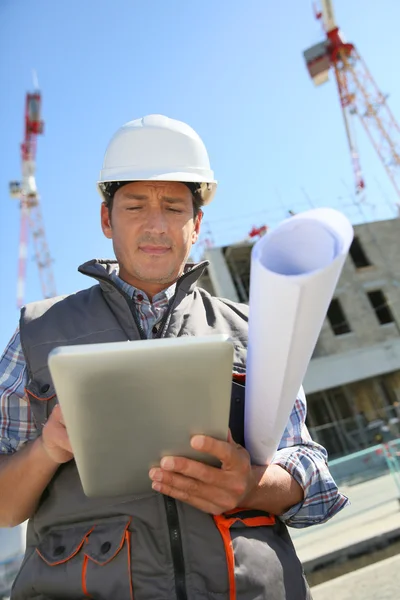 Empreendedor no local de construção usando tablet — Fotografia de Stock